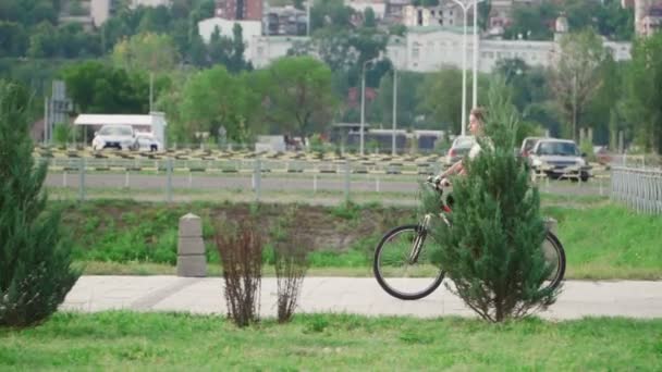 Красивая Молодая Женщина Ездит Велосипеде Городском Парке Солнечный Летний День — стоковое видео