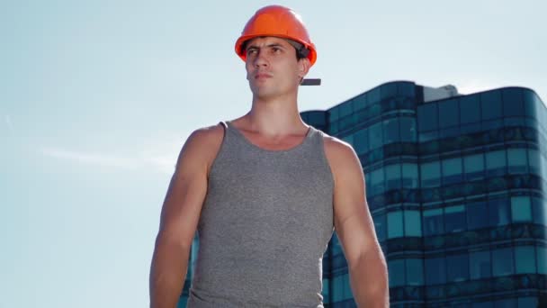 Constructor Masculino Bombeado Levanta Contra Fondo Edificio Gran Altura Tipo — Vídeo de stock