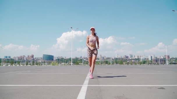 Yaz Parkında Güzel Atletik Kadın Koşucu Eğitimi Fitness Kızı Dışarıda — Stok video