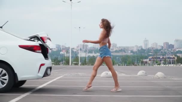 Bella Donna Magra Pantaloncini Jeans Corti Sessualmente Alla Sua Auto — Video Stock