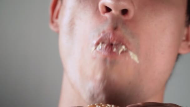 男はハンバーガーを食べている ジャンクフード 不健康な食習慣 — ストック動画