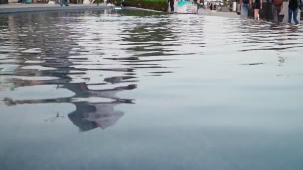 Отражение Воде Джинсовый Человек Делает Сальто Назад Фонтане Городском Парке — стоковое видео