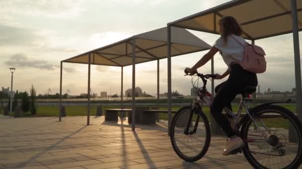 Vacker Ung Kvinna Rider Cykel Stadspark Solnedgången Cyklist Med Rosa — Stockvideo