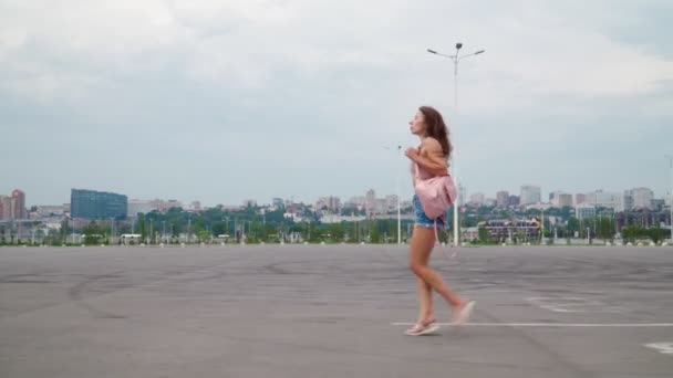 Athletic Young Woman Pantalones Cortos Mezclilla Con Una Figura Delgada — Vídeos de Stock