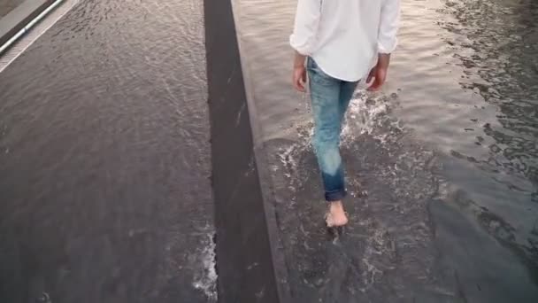 Ein Einsamer Mann Weißem Hemd Und Jeans Geht Barfuß Über — Stockvideo