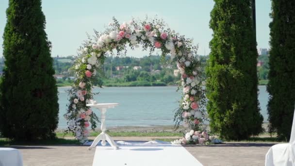 Miejsce Ceremonię Ślubną Kolorze Białym Tle Rzeki Łuk Ślubny Bukietami — Wideo stockowe