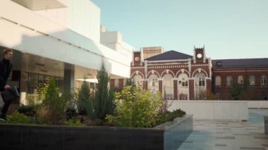 Dosya belgeleriyle başarılı bir iş adamı şehrin arka planında bir engelin üzerinden atlıyor. Yolda zorlukların üstesinden geliriz. Genç girişimci başarıya doğru bir adım atıyor. Yavaş çekim