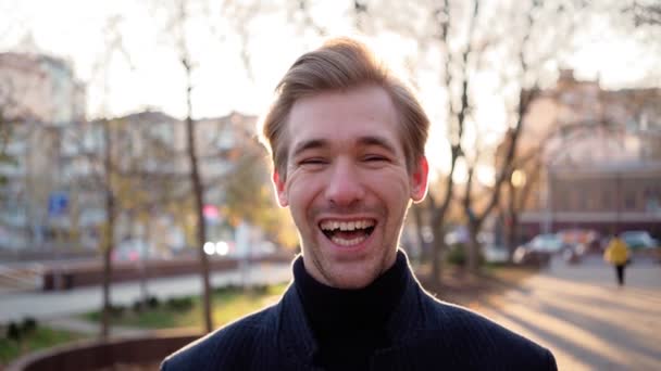 Portret. Vrolijke Europese man lacht grappig in stedelijke zonsondergang achtergrond. Emotioneel — Stockvideo