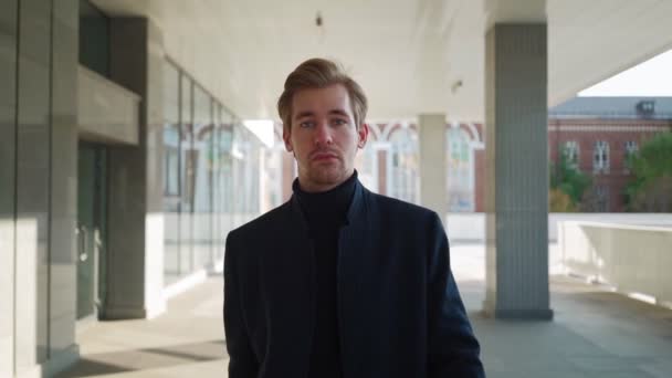 Portrait. Sérieux beau jeune homme d'affaires marchant dans le centre-ville. — Video