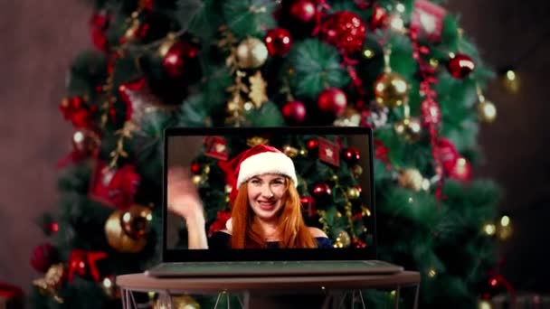 Vrouw feliciteert familieleden Kerstmis via laptop online View from web camera — Stockvideo