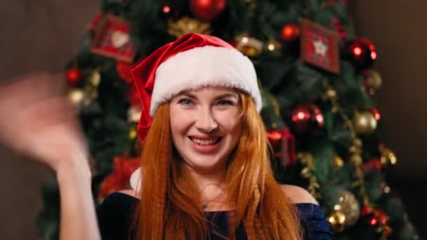 Mujer de Santa Sombrero Remoto felicita a familiares en videoconferencia de Navidad — Vídeos de Stock