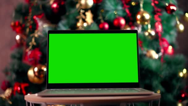 Nowoczesny klucz chroma zielony ekran laptop komputer na tle choinki — Wideo stockowe