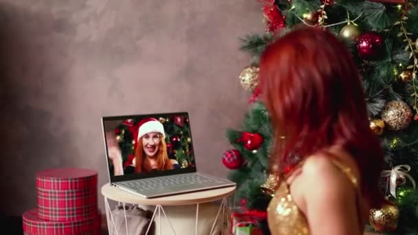 Happy Woman congratulates girlfriend Merry Christmas via laptop conference call — Stock Video