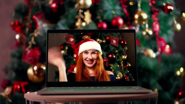 Donna si congratula con i parenti Natale tramite laptop utilizzando l'app per videoconferenze — Video Stock