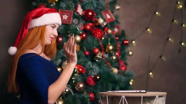 Vrouw remote feliciteert familieleden met Kerstmis door videoconferentie op laptop. — Stockvideo