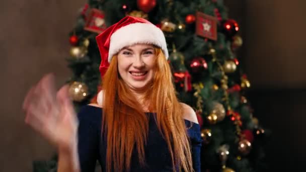 Γυναίκα σε Σάντα καπέλο Remote συγχαίρει τους συγγενείς για τα Χριστούγεννα videoconference — Αρχείο Βίντεο