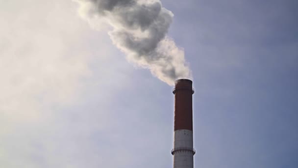 Tuberías Con Humo Producción Industrial Planta Contaminación Del Aire Denso — Vídeos de Stock