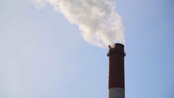 Tuberías Con Humo Producción Industrial Planta Contaminación Del Aire Denso — Vídeo de stock