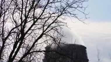 Duman endüstriyel borulardan geliyor. Çevre kirliliği. Üretim, endüstri. Zehirli atık.