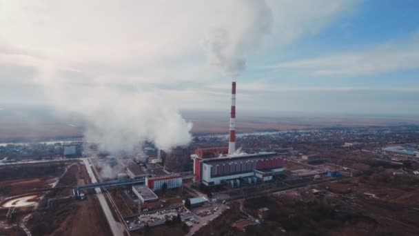 Vue Aérienne Tuyaux Avec Fumée Production Industrielle Usine Pollution Atmosphérique — Video