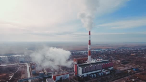 Tiro Aéreo Tubos Com Fumaça Produção Industrial Planta Poluição Fumaça — Vídeo de Stock