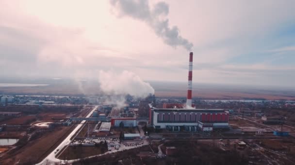 Disparo Aéreo Tuberías Con Humo Producción Industrial Planta Contaminación Del — Vídeo de stock