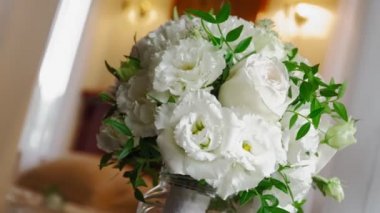 Yakın plan. Pencere kenarında duran güzel bir buket beyaz gül..