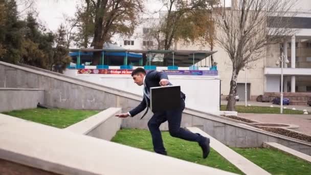 スーツのビジネスマンがパラペットをジャンプします。階段コンセプト企業プロモーション — ストック動画