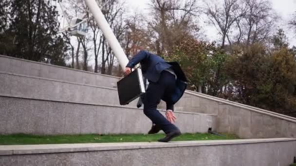 Obchodník v obleku vyskakuje po parapetech. Koncept kariérního schodu Firemní povýšení — Stock video