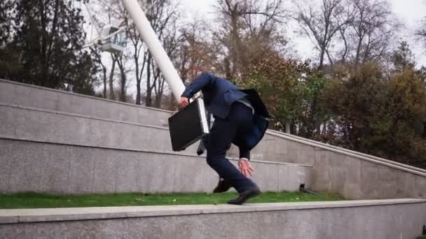 El hombre de negocios con traje salta parapetos. Concepto escaleras de carrera Promoción corporativa — Vídeo de stock