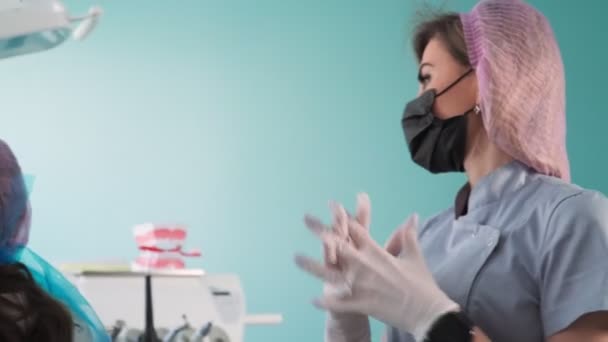 Tıbbi Maskeli Güzel Kadın Doktor Hastayla Çalışmaya Hazırlanıyor Sağlık Tıp — Stok video