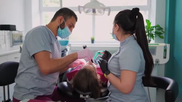 Deux Médecins Hommes Femmes Masqués Dans Une Clinique Dentaire Servent — Video