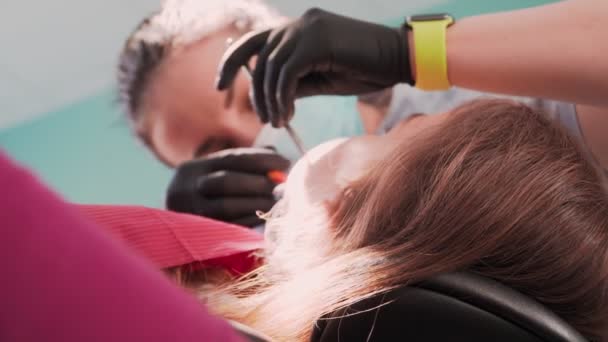 Mujer Dentista Trabaja Con Una Paciente Una Oficina Dental Instalación — Vídeo de stock