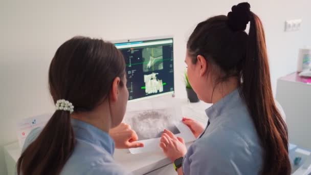 Tıp Bürosunda Bilgisayarın Yanında Oturan Iki Genç Güzel Kadın Doktor — Stok video
