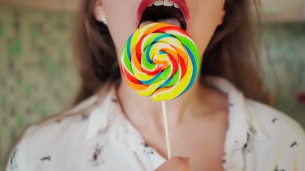 Hermosa Mujer Sexy Con Tirantes Licks Lollipop Sonriente Retrato Primer — Vídeo de stock