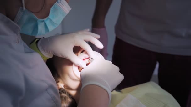 Žena Zubař Ochranném Štítu Obličejové Masky Pomocí Lékařské Techniky Pracuje — Stock video