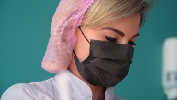 医療マスクの美しい若い女性医師は 患者と一緒に働く準備をしています ヘルスケアと医療の概念 — ストック動画