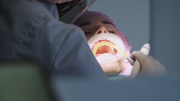 Zahnärztin Mit Schutzschild Und Gesichtsmaske Arbeitet Mit Einer Patientin Mit — Stockvideo