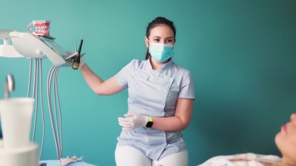 Bella Dentista Está Preparando Para Procedimiento Paciente Está Acostado Cama — Vídeo de stock