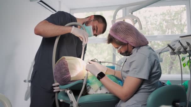 Молода Жінка Стоматолог Помічником Чоловіка Який Оглядає Працює Над Зубами — стокове відео