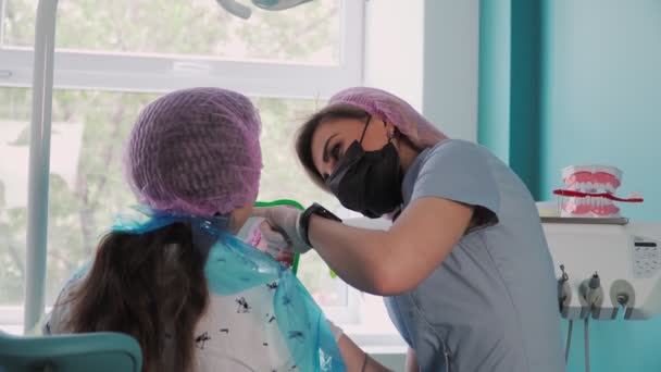 Dentista Mulher Bonita Uma Máscara Protetora Consultório Odontológico Trabalha Com — Vídeo de Stock