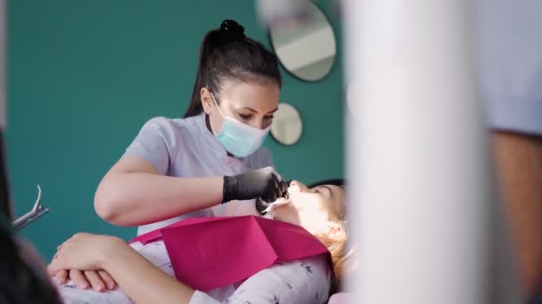Jovem Dentista Examinando Trabalhando Nos Dentes Dos Pacientes Fluxo Trabalho — Vídeo de Stock