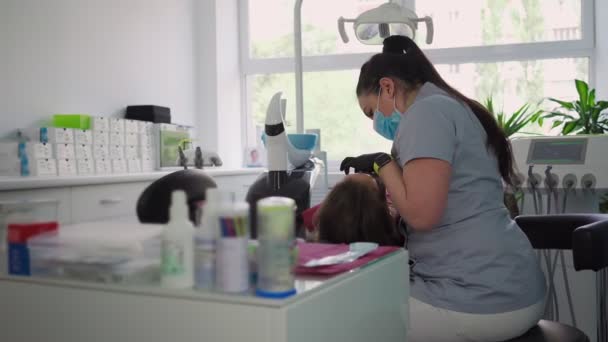 Giovane Dentista Maschera Protettiva Serve Paziente Nello Studio Dentistico Odontoiatria — Video Stock