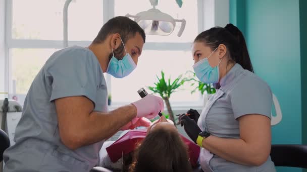 Dois Médicos Dentistas Máscaras Médicas Homem Uma Mulher Consultório Odontológico — Vídeo de Stock