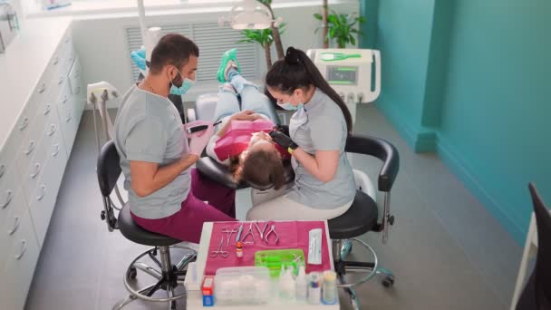 Dois Médicos Dentistas Máscaras Médicas Homem Uma Mulher Consultório Odontológico — Vídeo de Stock