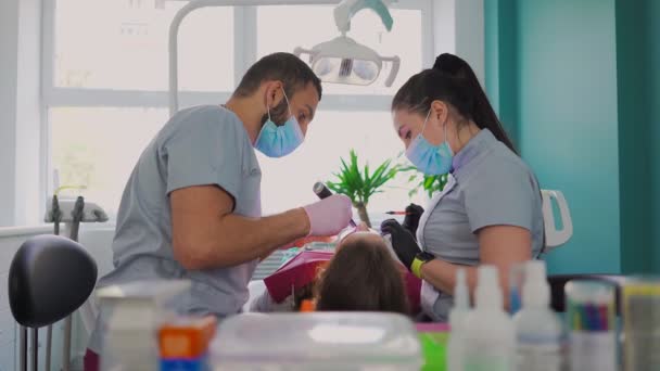 Dois Médicos Dentistas Máscaras Médicas Homem Uma Mulher Consultório Odontológico — Vídeo de Stock