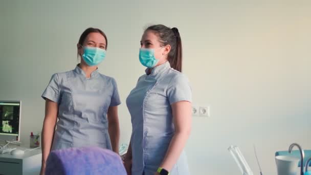 Duas Mulheres Bonitas Médicas Máscaras Médicas Estão Falando Sorrindo Conceito — Vídeo de Stock