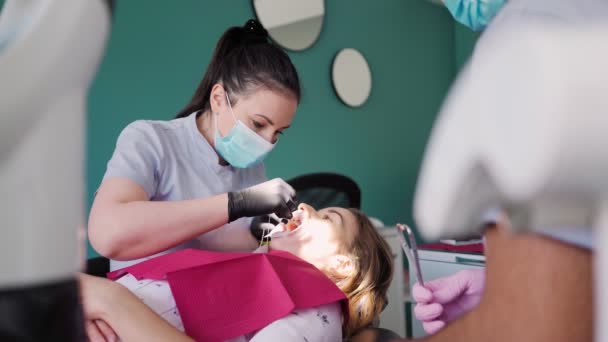 Young Female Dentist Examining Working Patients Teeth Inglés Flujo Trabajo — Vídeos de Stock