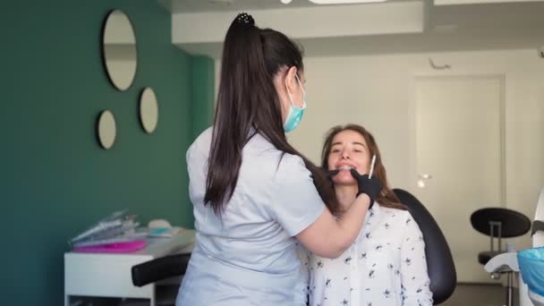 Mulher Médica Dentista Exemplos Jovem Paciente Com Aparelho Consultório Odontológico — Vídeo de Stock