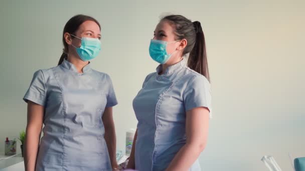 Duas Mulheres Bonitas Médicas Máscaras Médicas Estão Falando Sorrindo Conceito — Vídeo de Stock